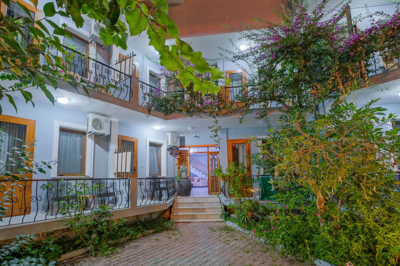 Otel avlusu akşam ışıklarıyla
