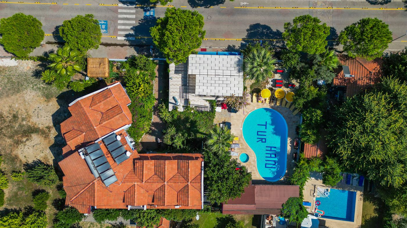 Yeni Doğa Hotel havuz ve bahçe